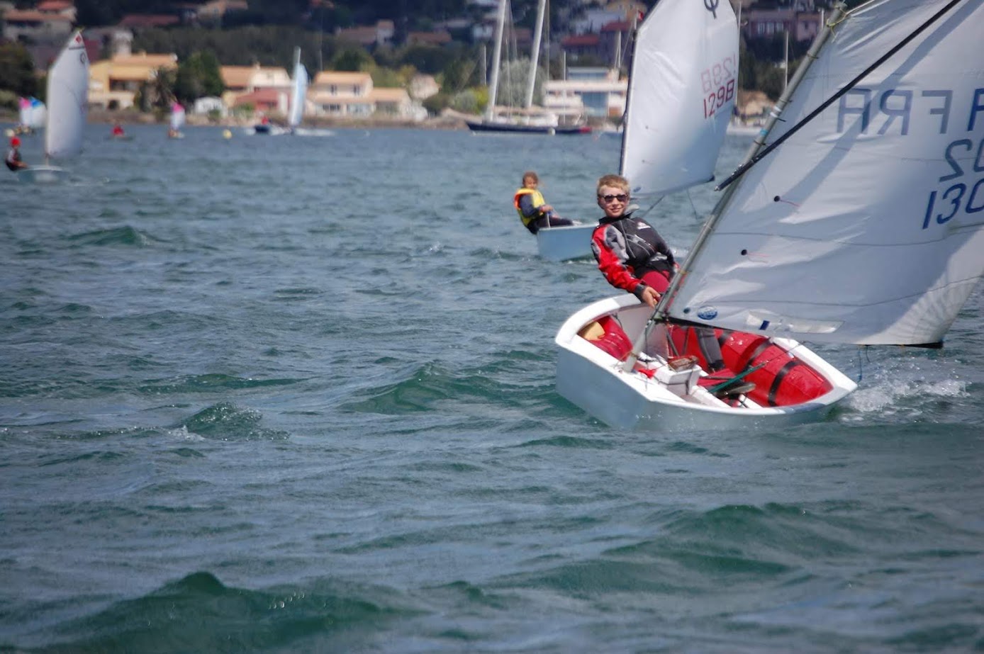 Moi à 7 ans en voile